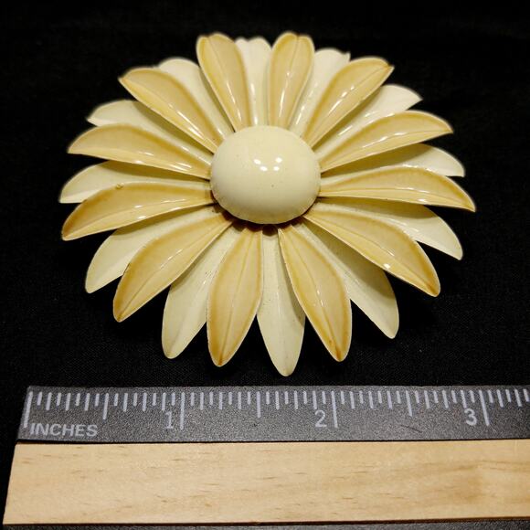 1960s Beige Enamel Flower Brooch White Metal Large Daisy Retro Mod Vintage - Picture 3 of 10